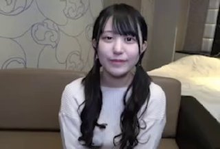 纹身小哥操女友，第一视角大屌直接插入，大白屁股猛顶，搞得好爽大声浪叫，最后冲刺无套内射